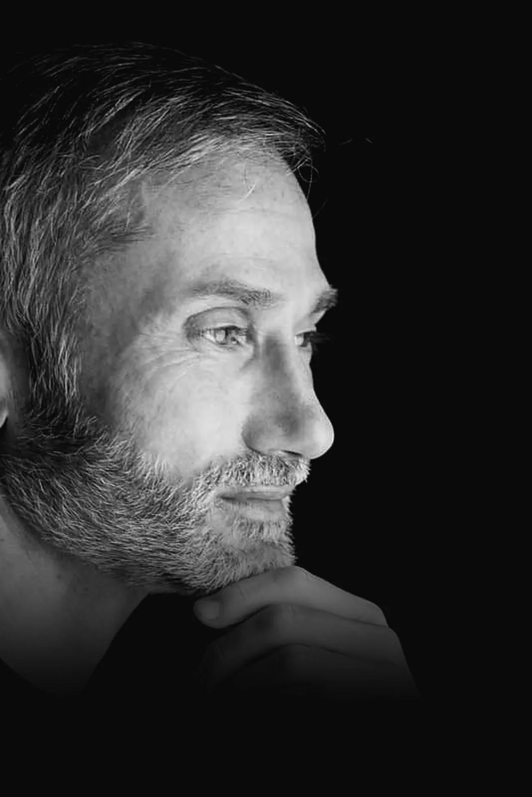 Gianluca Salin, ritratto in bianco e nero di profilo